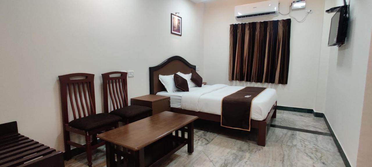 Rmc Travellers Inn Madras Buitenkant foto