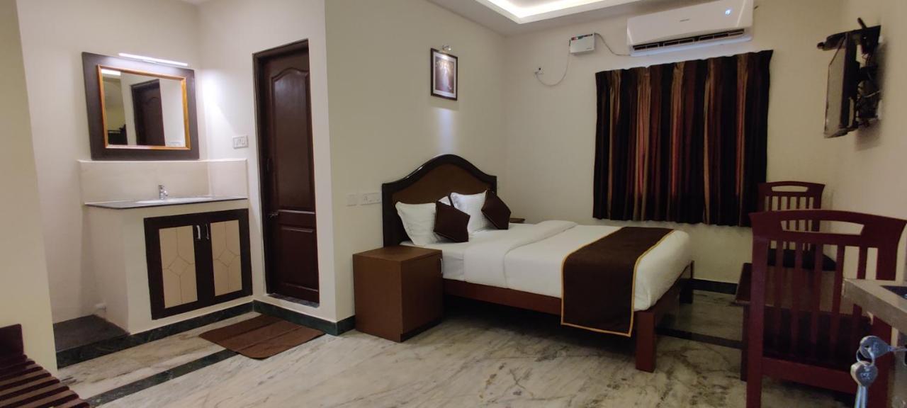 Rmc Travellers Inn Madras Buitenkant foto