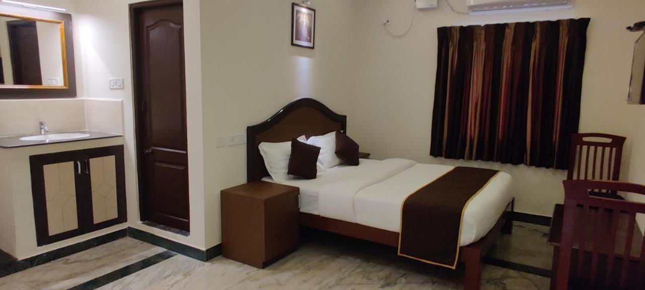 Rmc Travellers Inn Madras Buitenkant foto